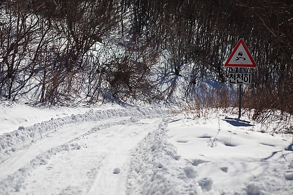 포토 JPG 주간 도로 겨울 풍경 사람없음 야외 눈 표지판 미끄럼주의 정선 천천히 함백산 만항재 겨울풍경 국내포토 자연요소 계절 길 교통시설 모션 날씨 산 알림판 경고 강원도 파일형식