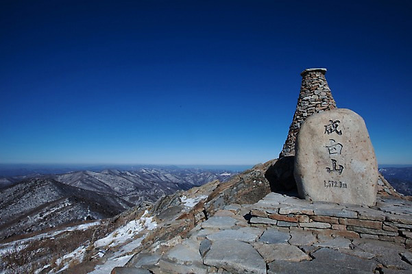 포토 JPG 주간 겨울 풍경 사람없음 야외 석탑 정상 정선 함백산 만항재 정상석 겨울풍경 국내포토 자연요소 계절 산 탑 강원도 파일형식 표시석