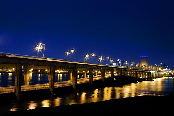포토 JPG 야경 서울 사람없음 야외 빛 도시풍경 한강 반포대교 한강다리 가교 국내포토 건축물 한국 풍경 다리_건축물 도시 야간 랜드마크 파일형식 풍경_경치