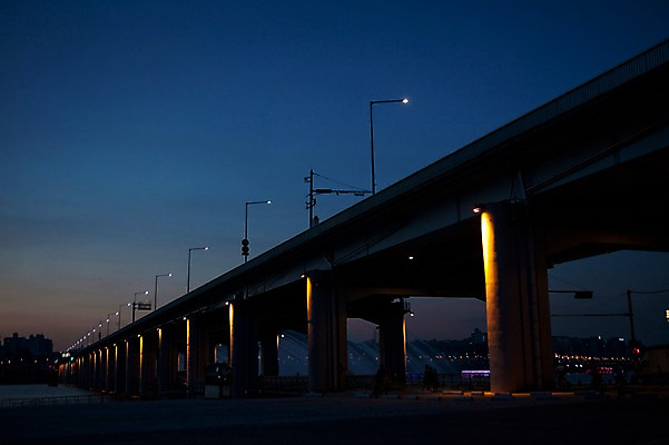 포토 JPG 야경 서울 사람없음 야외 도시풍경 한강 반포대교 한강다리 가교 국내포토 건축물 한국 풍경 다리_건축물 도시 야간 랜드마크 파일형식 풍경_경치