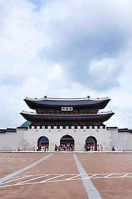 포토 JPG 주간 구름 하늘 서울 여러명 야외 도시풍경 여행객 문화재 광화문 국내포토 자연요소 다수 한국 사람 풍경 도시 랜드마크 파일형식