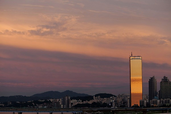 포토 JPG 주간 구름 하늘 서울 빌딩 사람없음 야외 도시풍경 노을 일몰 63빌딩 여의도 국내포토 자연요소 한국 풍경 건물 도시 랜드마크 파일형식