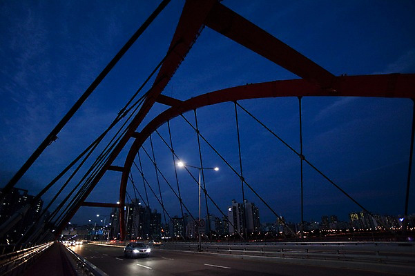 포토 JPG 도로 야경 자동차 서울 사람없음 야외 도시풍경 한강 서강대교 여의도 한강다리 가교 국내포토 건축물 길 육상교통 교통시설 한국 풍경 다리_건축물 도시 야간 랜드마크 파일형식 풍경_경치