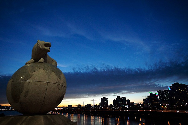 포토 JPG 구름 야경 하늘 서울 빌딩 사람없음 야외 도시풍경 조형물 한강 국내포토 자연요소 한국 미술 풍경 건물 도시 야간 랜드마크 파일형식 풍경_경치