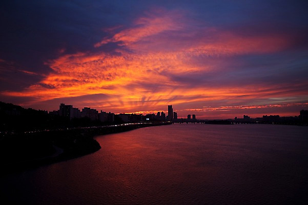 포토 JPG 구름 야경 하늘 서울 빌딩 사람없음 야외 도시풍경 노을 일몰 한강 동작대교 한강다리 국내포토 자연요소 한국 풍경 건물 다리_건축물 도시 야간 랜드마크 파일형식 풍경_경치