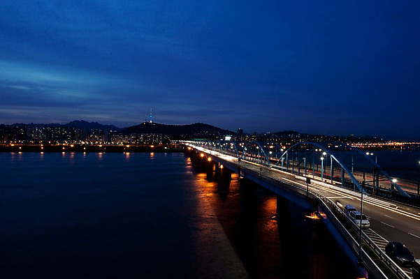 포토 JPG 야경 자동차 하늘 서울 사람없음 야외 도시풍경 한강 동작대교 한강다리 가교 국내포토 건축물 육상교통 한국 풍경 다리_건축물 도시 야간 랜드마크 파일형식 풍경_경치