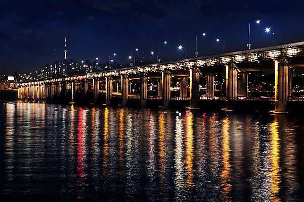 포토 JPG 야경 서울 사람없음 야외 도시풍경 반사 한강 반포대교 한강다리 가교 국내포토 건축물 한국 풍경 다리_건축물 도시 야간 랜드마크 파일형식 풍경_경치