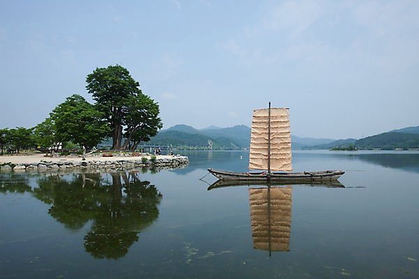 포토 JPG 주간 나무 자연 풍경 사람없음 야외 돛단배 두물머리 북한강 양평 황포돛배 국내포토 자연요소 식물 배_교통 강 생태계 경기도 가평 파일형식