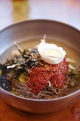 포토 JPG 여름음식 실내 사람없음 식당 메밀국수 춘천 막국수 춘천막국수 국내포토 음식 내부 상점 면류 국수 강원도 파일형식 여름_계절