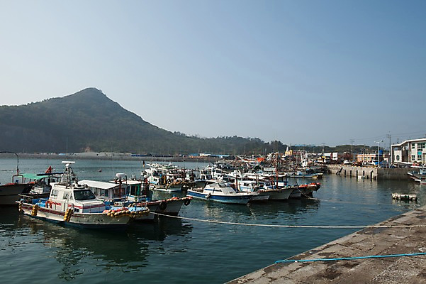 포토 JPG 주간 바다 풍경 사람없음 야외 항구 어선 어촌 고깃배 외연도 국내포토 자연요소 섬 배_교통 교통시설 시골 파일형식 보령