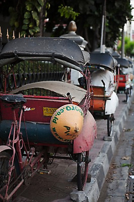 포토 JPG 주간 해외풍경 사람없음 야외 보행로 인도네시아 여러대 베짝 요그야카르타 국내포토 자연요소 해외 아시아 길 교통수단 다수 풍경 파일형식
