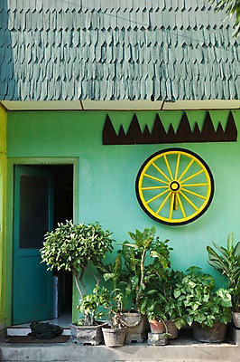 포토 JPG 주간 해외풍경 화분 사람없음 야외 초록색 바퀴 인도네시아 게스트하우스 요그야카르타 국내포토 자연요소 해외 아시아 컬러 풍경 숙박업 파일형식