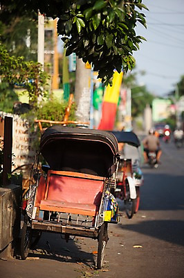 포토 JPG 주간 해외풍경 사람없음 야외 보행로 인도네시아 여러대 베짝 요그야카르타 국내포토 자연요소 해외 아시아 길 교통수단 다수 풍경 파일형식