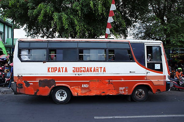 포토 JPG 주간 해외풍경 도로 여행 버스 사람없음 야외 인도네시아 요그야카르타 국내포토 자연요소 해외 아시아 길 육상교통 교통시설 대중교통 풍경 파일형식