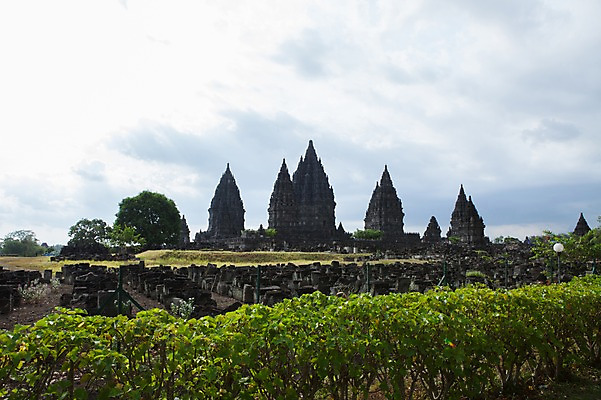 포토 JPG 주간 구름 해외풍경 유적지 하늘 사람없음 야외 인도네시아 힌두교 힌두사원 요그야카르타 프람바난 국내포토 자연요소 해외 아시아 종교 고건축 풍경 사찰 파일형식
