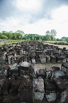 포토 JPG 주간 구름 해외풍경 유적지 하늘 사람없음 야외 바위 인도네시아 힌두교 힌두사원 요그야카르타 프람바난 국내포토 자연요소 해외 아시아 종교 고건축 풍경 돌_바위 사찰 파일형식