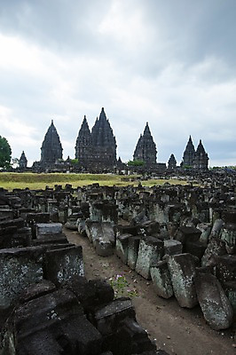 포토 JPG 주간 구름 해외풍경 유적지 하늘 사람없음 야외 바위 인도네시아 힌두교 힌두사원 요그야카르타 프람바난 국내포토 자연요소 해외 아시아 종교 고건축 풍경 돌_바위 사찰 파일형식