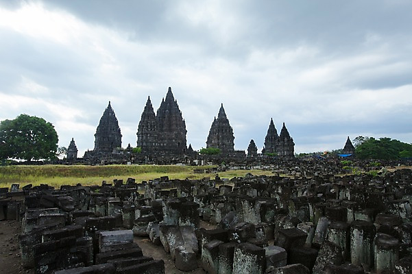 포토 JPG 주간 구름 해외풍경 유적지 하늘 사람없음 야외 인도네시아 힌두교 힌두사원 요그야카르타 프람바난 국내포토 자연요소 해외 아시아 종교 고건축 풍경 사찰 파일형식