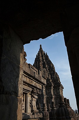 포토 JPG 주간 구름 해외풍경 유적지 하늘 사람없음 야외 인도네시아 힌두교 힌두사원 요그야카르타 프람바난 국내포토 자연요소 해외 아시아 종교 고건축 풍경 사찰 파일형식