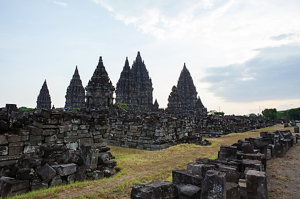 포토 JPG 주간 구름 해외풍경 유적지 하늘 사람없음 야외 바위 인도네시아 힌두교 힌두사원 요그야카르타 프람바난 국내포토 자연요소 해외 아시아 종교 고건축 풍경 돌_바위 사찰 파일형식