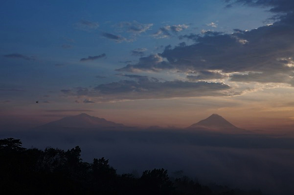 포토 JPG 구름 해외풍경 하늘 산 사람없음 야외 새벽 인도네시아 요그야카르타 국내포토 자연요소 해외 아시아 풍경 파일형식