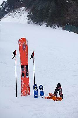 포토 JPG 주간 겨울 스키 스키장 사람없음 야외 눈 스노우보드 강원도 폴 용평 숏스키 국내포토 자연요소 계절 날씨 겨울스포츠 한국 보드_스포츠 스키용품 평창 파일형식