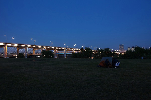 포토 JPG 남자 야경 서울 텐트 야외 세명 도시풍경 소풍 한강 반포대교 한강공원 국내포토 공원 한국 캠핑도구 사람 풍경 야외활동 다리_건축물 도시 야간 랜드마크 파일형식 풍경_경치