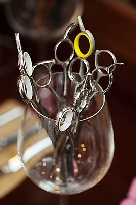 포토 JPG 와인잔 서울 가위 실내 사람없음 아웃포커스 이발 오브젝트 이발소 국내포토 술잔 문구용품 한국 촬영기법 내부 뷰티샵 파일형식