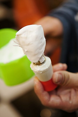 포토 JPG 손 서울 실내 아웃포커스 신체부위 붓 미용용품 오브젝트 면도 면도크림 이발소 국내포토 모션 한국 촬영기법 사람 내부 위생용품 뷰티샵 파일형식