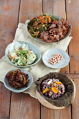 포토 JPG 주간 사람없음 야외 아웃포커스 샐러드 식탁보 상차림 무침 연근 부여 연잎밥 잡곡밥 국내포토 자연요소 음식 채소 밥 촬영기법 충청남도 파일형식