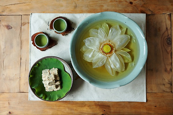 포토 JPG 실내 연꽃 근접촬영 사람없음 하이앵글 식탁보 꽃차 부여 연꽃차 인절미 국내포토 꽃 뷰포인트 떡 내부 차_음료 충청남도 파일형식