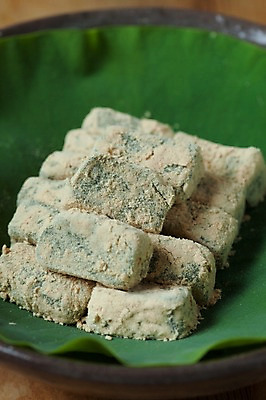 포토 JPG 실내 근접촬영 사람없음 연잎 부여 인절미 콩가루 국내포토 뷰포인트 잎 떡 내부 충청남도 가루 파일형식