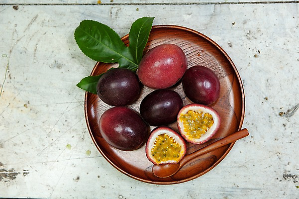 포토 JPG 주간 그릇 나뭇잎 사람없음 야외 하이앵글 숟가락 여러개 전라도 패션후르츠 국내포토 자연요소 식기 뷰포인트 다수 잎 한국 수저 열대과일 파일형식