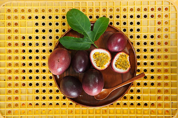 포토 JPG 주간 그릇 나뭇잎 사람없음 야외 하이앵글 숟가락 여러개 전라도 패션후르츠 국내포토 자연요소 식기 뷰포인트 다수 잎 한국 수저 열대과일 파일형식