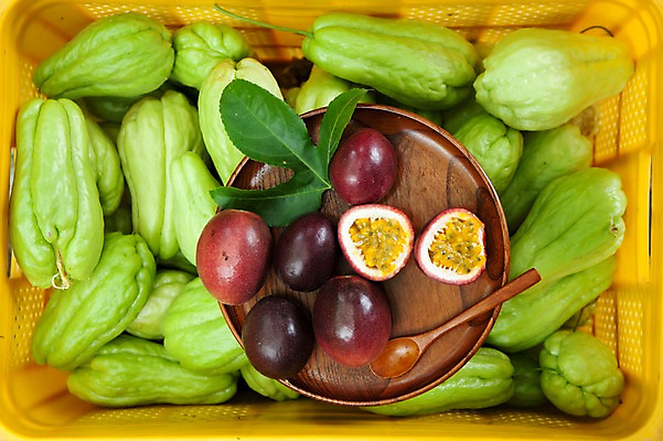 포토 JPG 주간 그릇 나뭇잎 사람없음 야외 하이앵글 바구니 숟가락 여러개 전라도 열대과일 패션후르츠 국내포토 자연요소 식기 뷰포인트 다수 잎 과일 한국 수저 파일형식