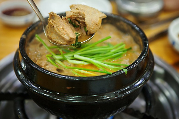 포토 JPG 실내 사람없음 아웃포커스 식당 전라도 국자 뚝배기 닭볶음탕 국내포토 주방용품 한국 촬영기법 내부 상점 닭고기요리 파일형식