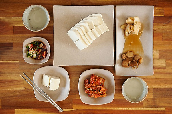 포토 JPG 양파 김치 실내 사람없음 하이앵글 식당 상차림 전라도 간장 두부 막걸리 두부김치 절임 국내포토 한식 음식 뷰포인트 채소 주류 한국 내부 상점 양념 파일형식