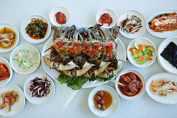 포토 JPG 반찬 김치 실내 사람없음 하이앵글 식당 여러개 상차림 전라도 쌈장 메추리알 간장게장 국내포토 한식 음식 뷰포인트 다수 한국 내부 상점 알 양념 게장 파일형식 아시아 게요리 나라