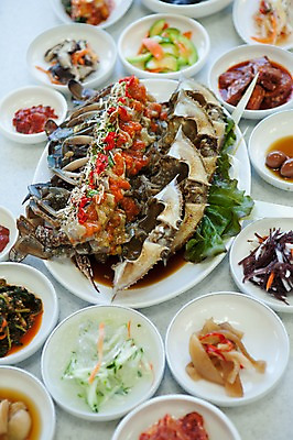포토 JPG 반찬 실내 사람없음 아웃포커스 식당 여러개 상차림 전라도 무침 간장게장 국내포토 음식 다수 한국 촬영기법 내부 상점 게장 파일형식 아시아 한식 게요리 나라