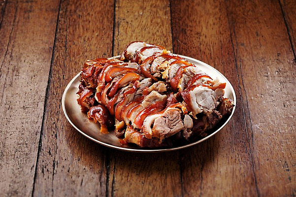 포토 JPG 그릇 접시 실내 사람없음 야식 족발 나무배경 국내포토 식기 백그라운드 돼지고기 내부 파일형식