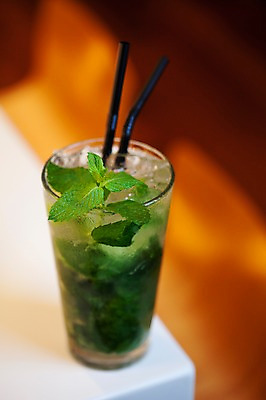 포토 JPG 음료 잔 실내 빨대 사람없음 아웃포커스 꽂음 모히토 애플민트 국내포토 식기 촬영기법 내부 칵테일 민트 파일형식