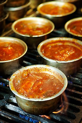 포토 JPG 음식 실내 사람없음 식당 여러개 갈치조림 끓이기 양은냄비 국내포토 다수 모션 내부 상점 냄비 조림 파일형식