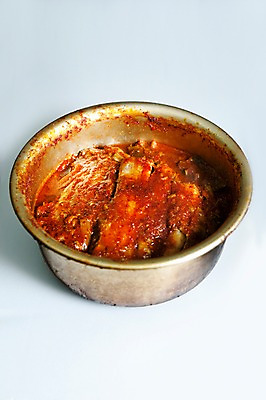 포토 JPG 음식 실내 사람없음 흰배경 조림 갈치조림 양은냄비 국내포토 백그라운드 내부 흰색 냄비 파일형식