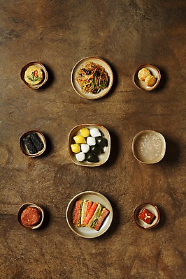 포토 JPG 명절 한식 음식 실내 사람없음 하이앵글 추석 전 송편 한과 추석음식 명절음식 산적 식혜 잡채 전통다과 플랫레이 국내포토 전통 기념일 음료 뷰포인트 디저트 떡 내부 전통음식 플랫 전통차 다과 파일형식