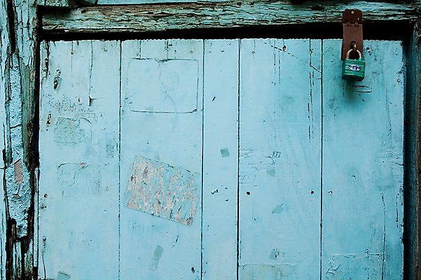 포토 JPG 주간 벽 백그라운드 자물쇠 사람없음 야외 파란색 잠김 나무문 국내포토 자연요소 컬러 목재 문 파일형식