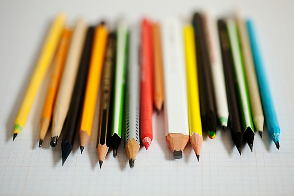 포토 JPG 색연필 실내 사람없음 아웃포커스 연필 여러개 오브젝트 국내포토 다수 학용품 촬영기법 내부 필기구 파일형식