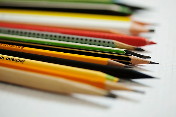 포토 JPG 색연필 실내 사람없음 아웃포커스 연필 여러개 오브젝트 국내포토 다수 학용품 촬영기법 내부 필기구 파일형식
