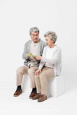 포토 JPG 스튜디오촬영 전신 응시 여자 노년 남자 포즈 남방 모션 실내 누끼 사람 앉기 두명 옆모습 캐주얼 금융 경제 실버라이프 노부부 한국인 가리킴 찡그림 60대 카디건 고민 흰배경 통장 70대 노후대책 긴팔티셔츠 노후자금 노인만 국내포토 라이프스타일 부부 시선 옷 감정 뷰포인트 백그라운드 셔츠 티셔츠 표정 동양인 손짓 성인 내부 노후 외투 흰색 성인만 파일형식