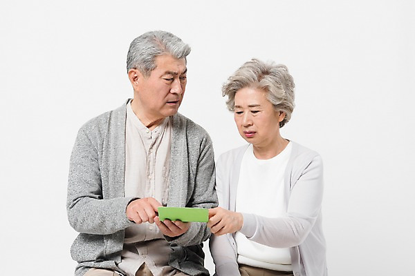 포토 JPG 스튜디오촬영 응시 여자 노년 남자 포즈 모션 실내 누끼 사람 앉기 상반신 두명 앞모습 캐주얼 금융 경제 실버라이프 노부부 한국인 가리킴 찡그림 60대 카디건 고민 흰배경 통장 70대 노후대책 노후자금 노인만 국내포토 라이프스타일 부부 시선 옷 감정 뷰포인트 백그라운드 표정 동양인 손짓 성인 내부 노후 외투 흰색 성인만 파일형식