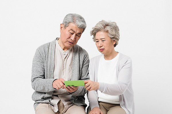 포토 JPG 스튜디오촬영 응시 여자 노년 남자 포즈 모션 실내 누끼 사람 앉기 상반신 두명 앞모습 캐주얼 금융 경제 실버라이프 노부부 한국인 가리킴 찡그림 60대 카디건 고민 흰배경 통장 70대 노후대책 노후자금 노인만 국내포토 라이프스타일 부부 시선 옷 감정 뷰포인트 백그라운드 표정 동양인 손짓 성인 내부 노후 외투 흰색 성인만 파일형식